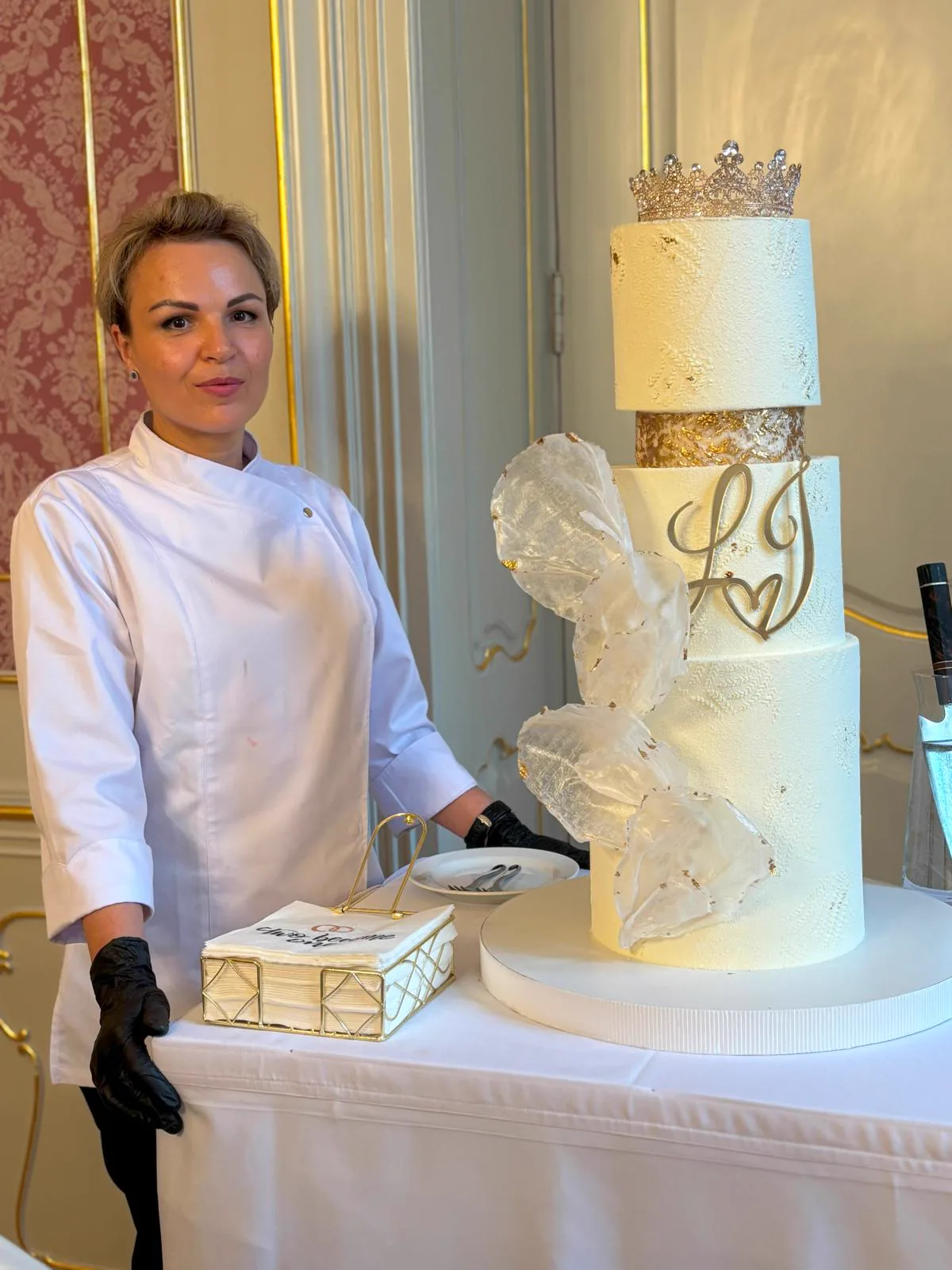 Šéfcukrářka Inna s vícepatrovým svatebním dortem v PF Pastry Academy v Praze